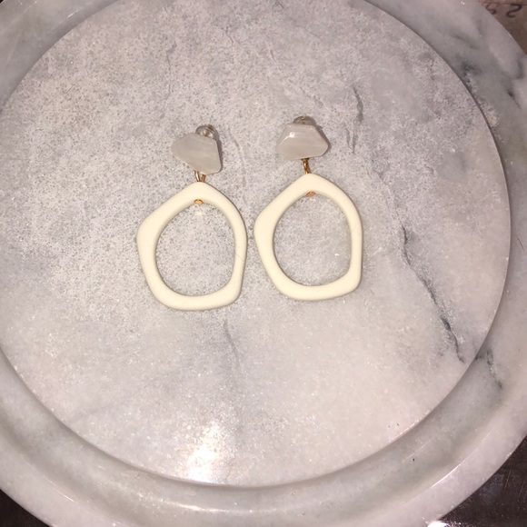 5/$25 White Hollow Earrings - Picture 1 of 1
